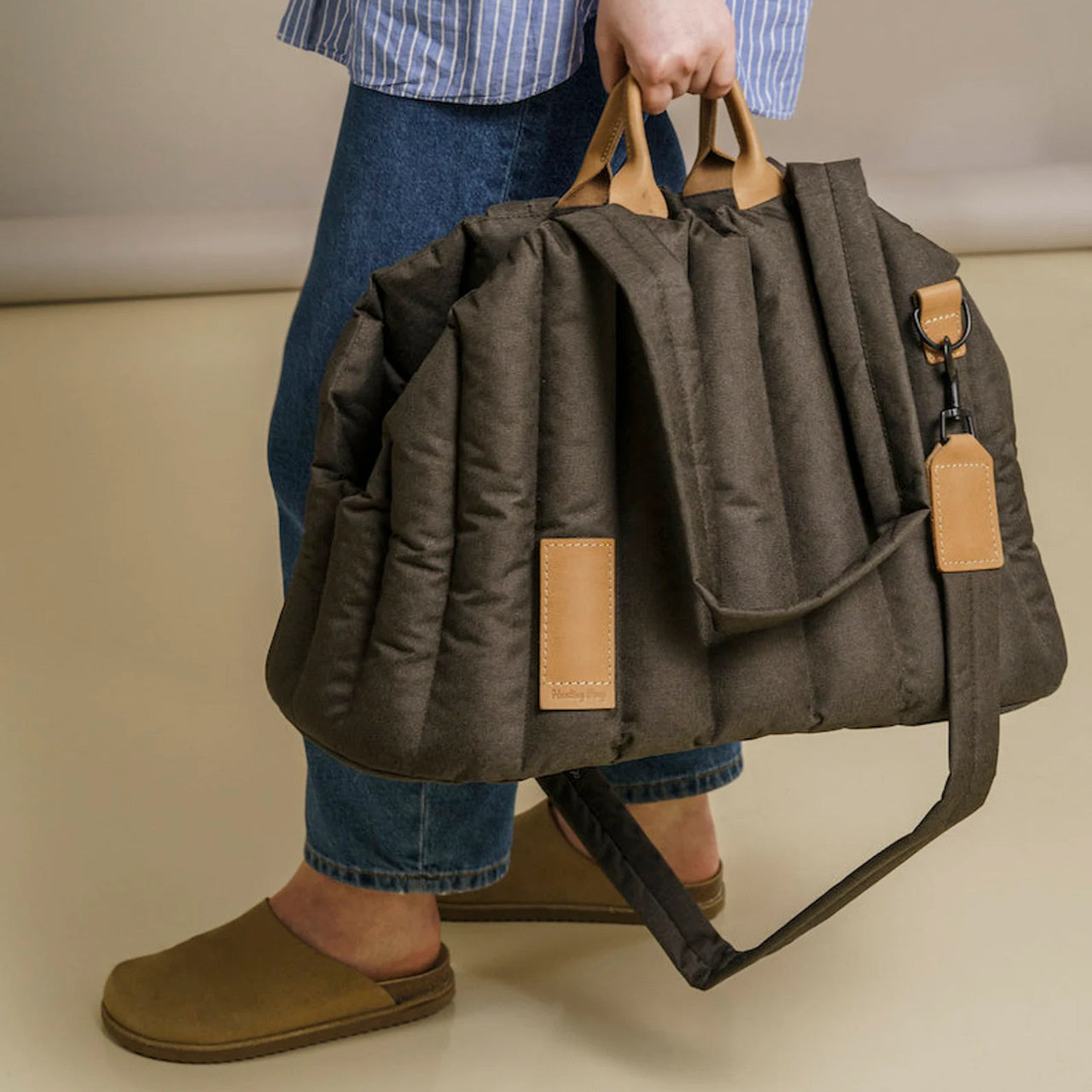 Lightweight Waterproof Pet Carrier Bag - Stylish and Portable Handbag for Dogs and Cats